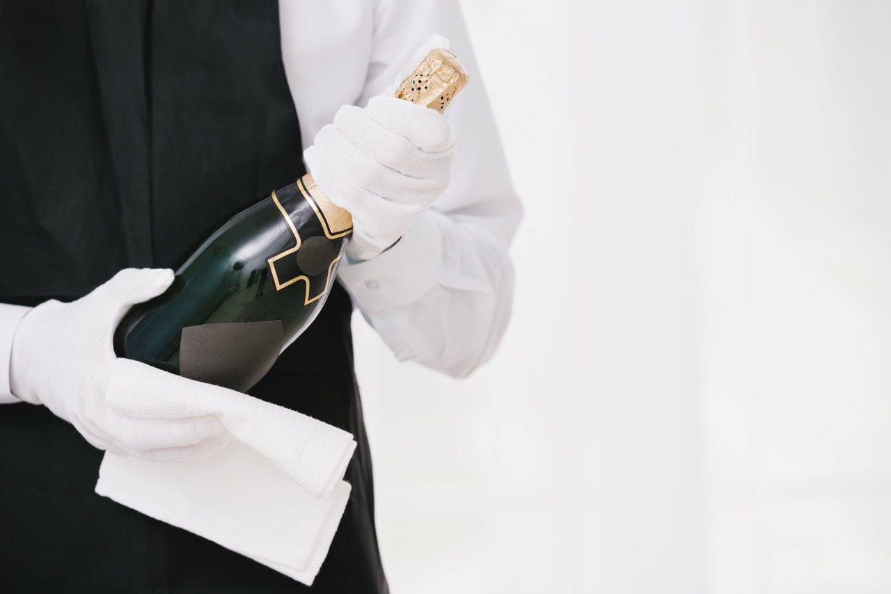 waiter-uniform-presenting-champagne - Grande